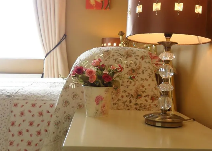 לינה וארוחת בוקר Rockmount House קליפדן